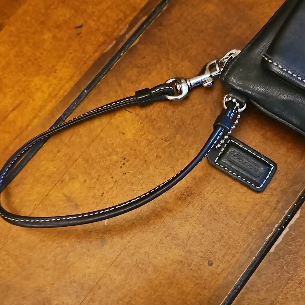 COACH | BLACK LEATHER WRISTLET
